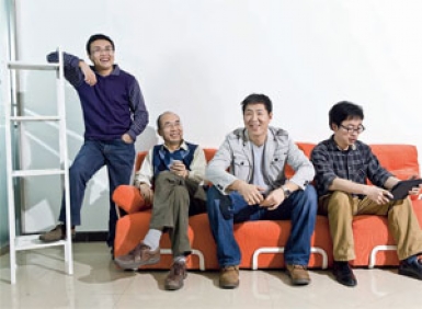 多盟核心创始团队CEO 齐玉杰、运营VP 边嘉耕、COO 张鹤、技术VP 王鹏云，堪称明星团队